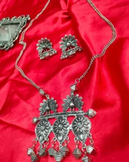 CHAVVI NECKLACE