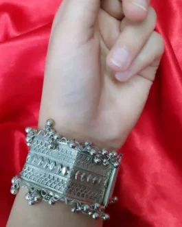 INAYA BANGLE
