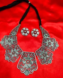 JUHI NECKLACE
