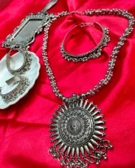 KIYANA NECKLACE