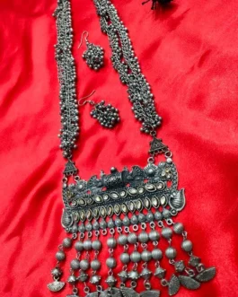 MONI NECKLACE