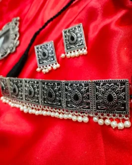 VANDNA NECKLACE